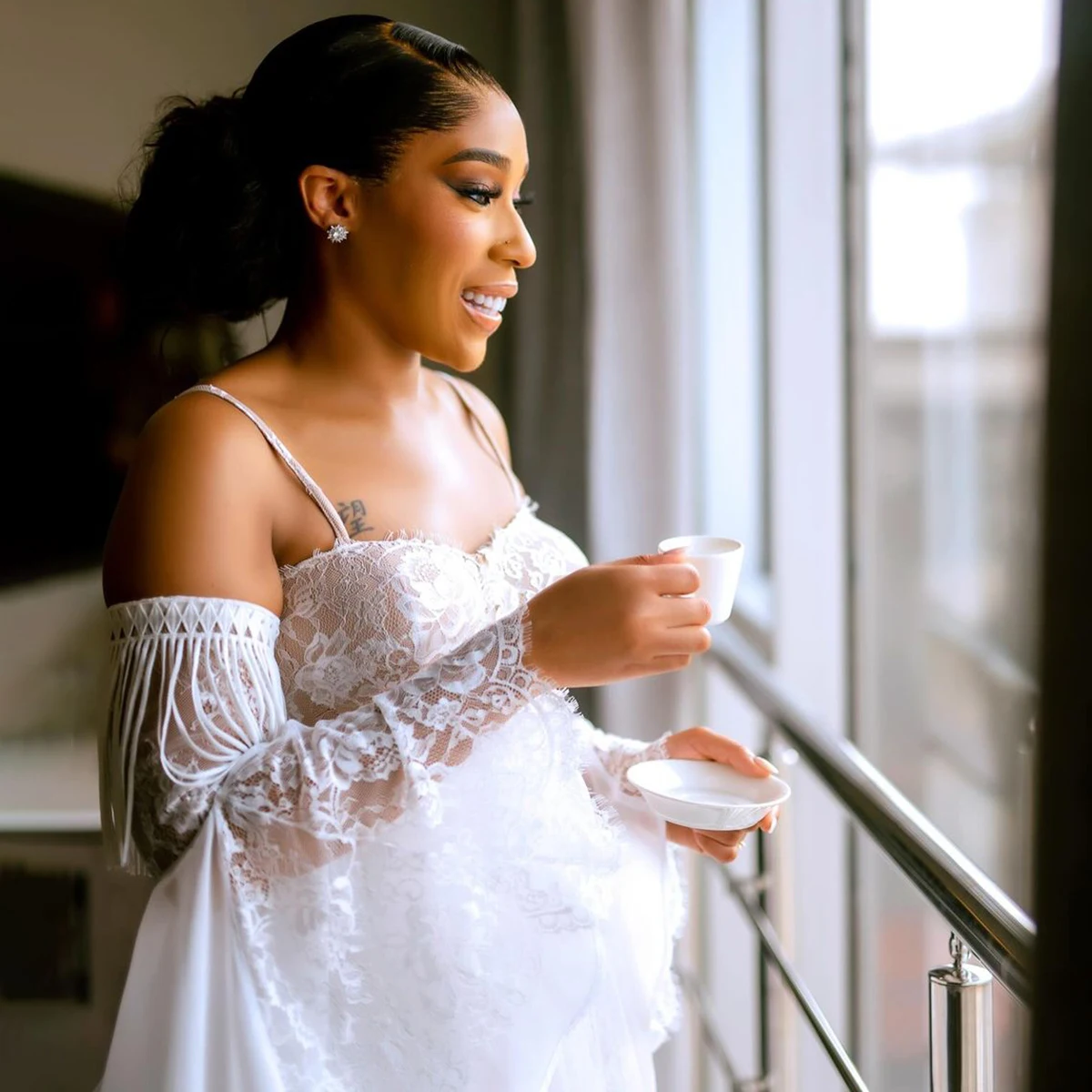 Abiti da sposa Dubai con maniche lunghe svasate rimovibili personalizzati Abiti da sposa moderni arabi con sottostrato in pizzo arricciato con nappe e corsetto sul retro