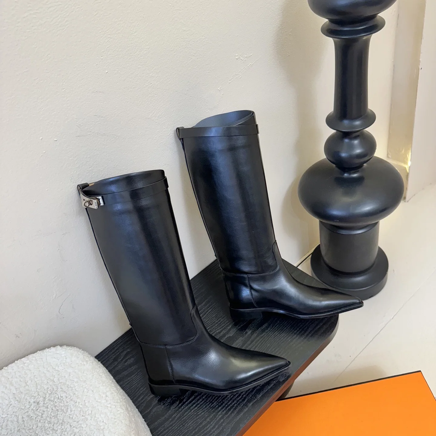 

Лидер продаж, длинные женские сапоги, сапоги до колена, роскошный дизайн, острый носок и подошва из натуральной кожи, прямые сапоги из воловьей кожи, размер 35-41