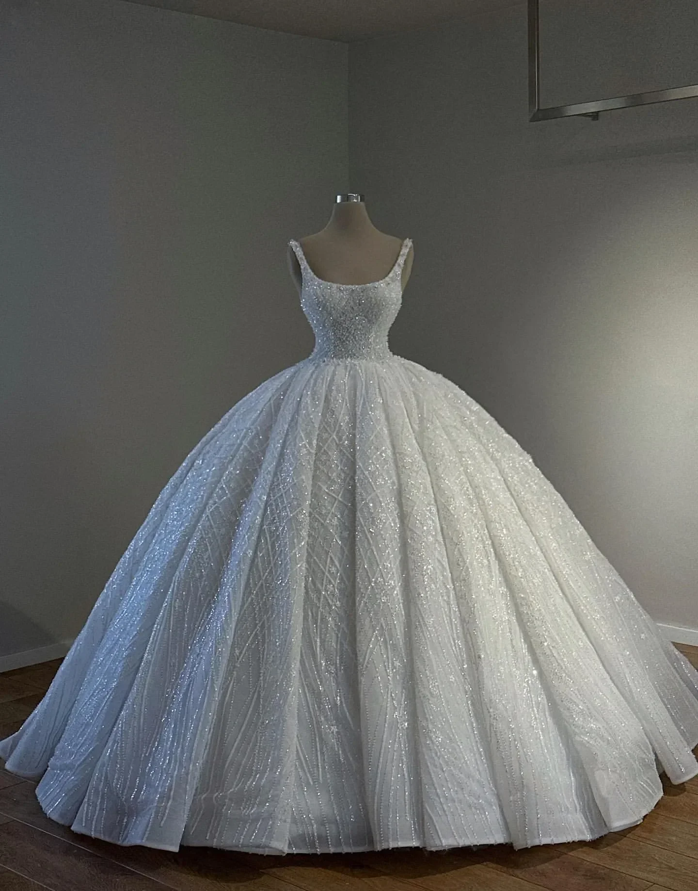 

Customized Gorgeous Princess Crystal Ball Gown Wedding Dress Straps Sequins Beading Sweep Train Bridal Gowns Vestido De Novia