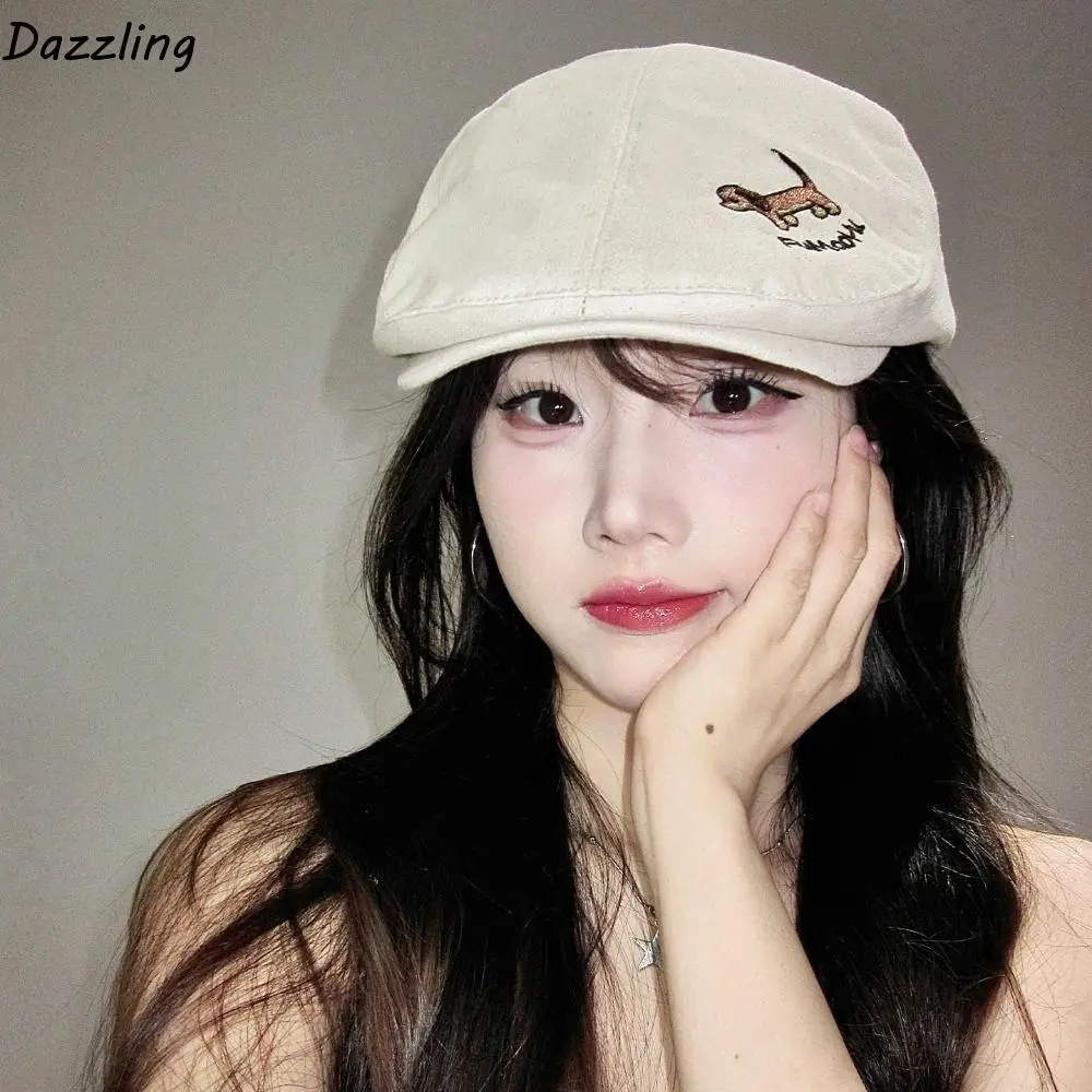 

Fashion Japanese Style Cartoon Forward Hat Short Brim Visor Puppy Embroidery Berets Cap Sunscreen Casual Artist Hat Unisex