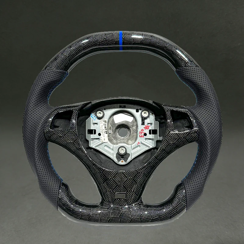

Спортивный руль с карбоновым покрытием в футбольном стиле для BMW E92 E90 E93 330i 320i 325i с перфорированной кожей и настоящим карбоном