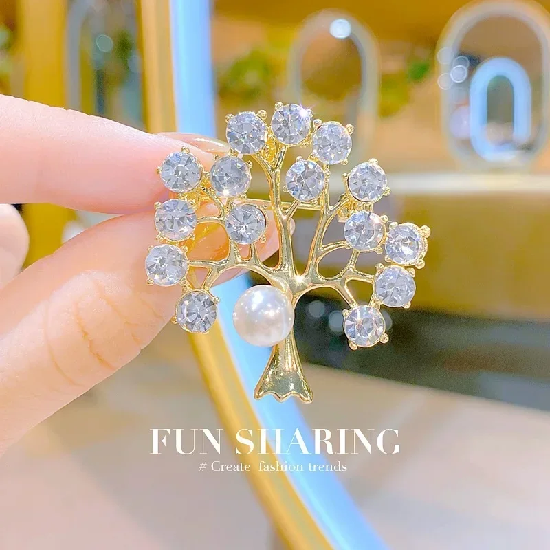 Broche con tachuelas de diamantes brillantes para mujer, Pin de temperamento de alta gama, accesorios para chaqueta, flor de pecho de árbol de la vida versátil