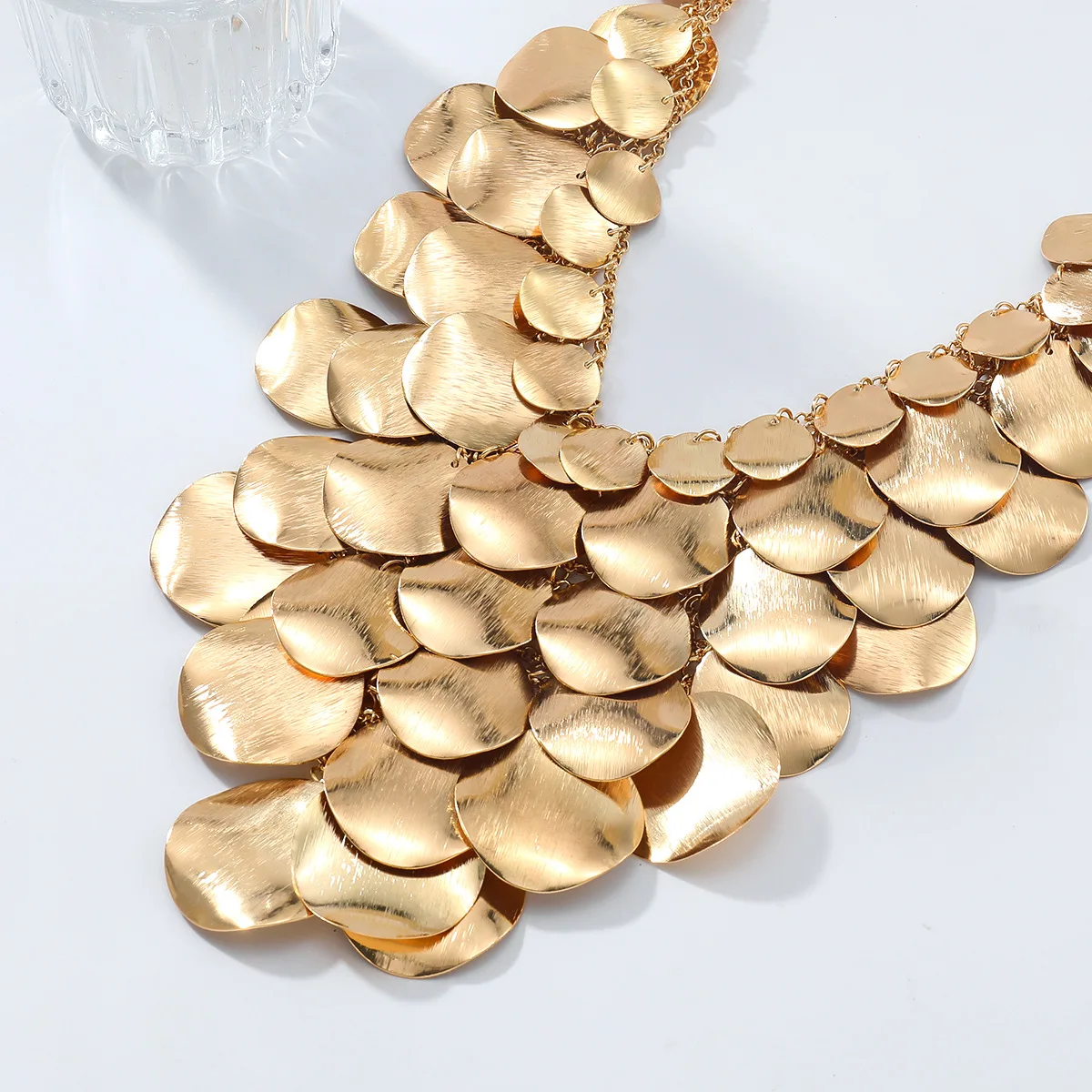 2026 Neues Design Metallplatte Fischschuppen-Wasserfall-Quasten-Halsketten für Damen, auffälliger Schmuck, Halsaccessoires für Feiertage und Partys – Detail 4
