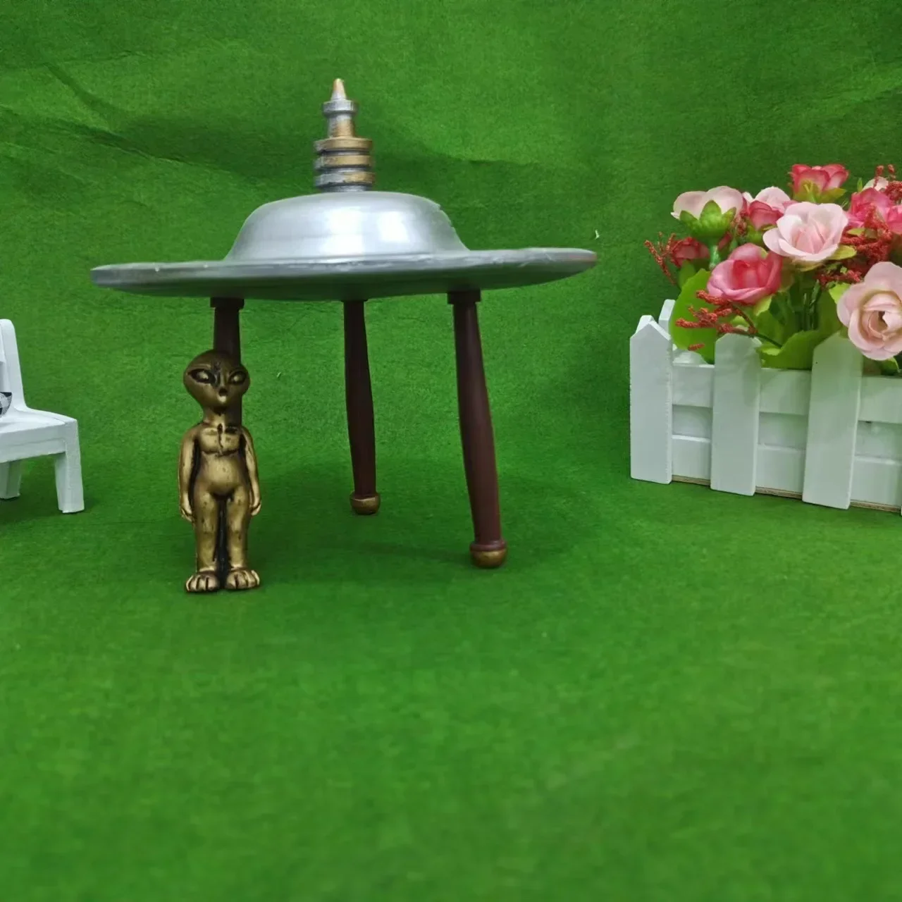 New Creative Exquisite Sculpture UFO and Alien Desktop Decoration Alien UFO Metal Garden Office Living Room Table Toy Decoration