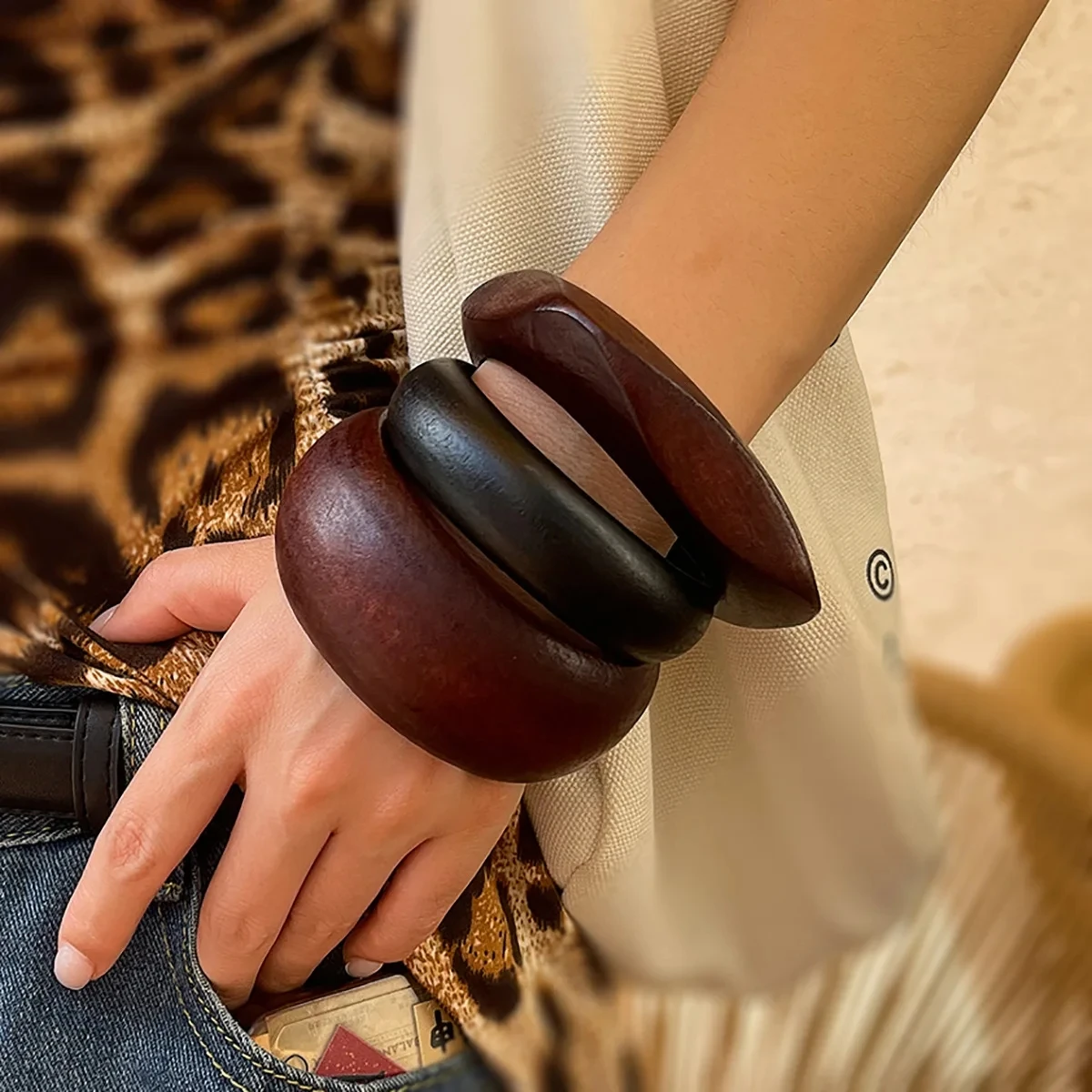 Image of 2025Maillard Vintage Punk Kaffee Schwarz Holz Armreifen Mode Hip Hop Runde Geometrische Breite Armreifen Frauen Männer Armband Schmuck