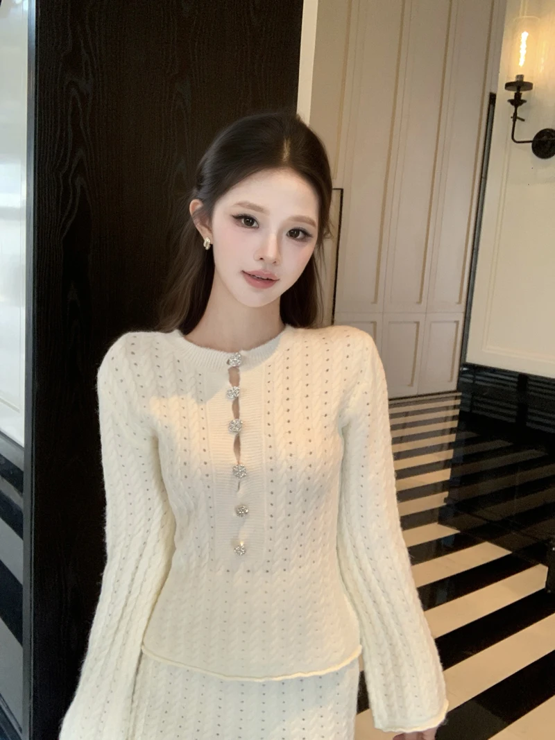 

Fashionable Knitted Two-Piece Set for Women in Soft Beige Winter Skirt And Long Sleeve Sweater Elegant And Gentle Style