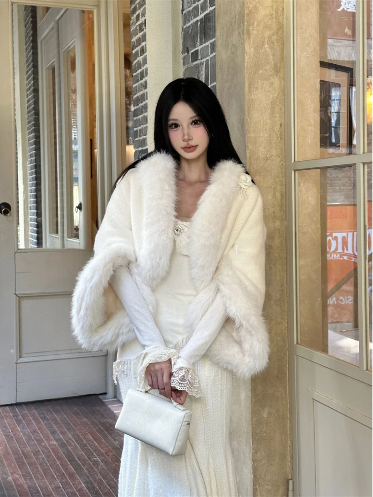 

Длинное платье с рукавами «летучая мышь» и кружевным U-образным вырезом, с узором «Танец полуострова» и розами, в стиле «рыбий хвост», и пальто-накидка от Honey Peach Aunt