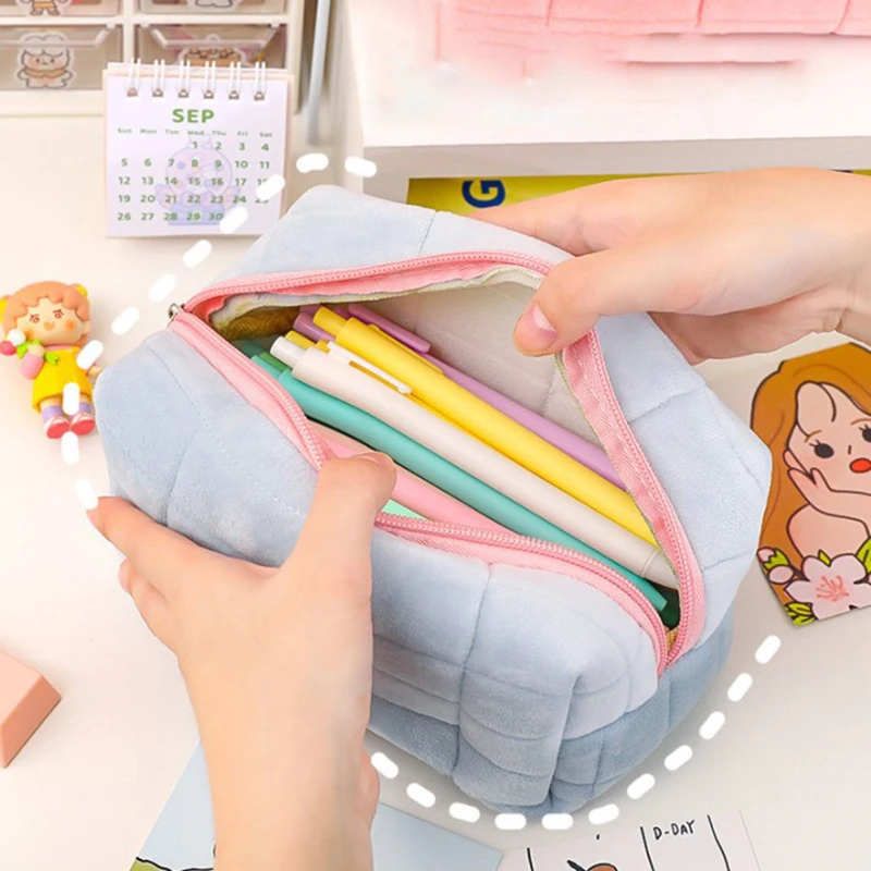 2023 Women Cosmetic Bags Soft Plush Cosmetic Bag Fluffy Cosmetic Makeup Storage Bag Travel Wash Storage Bag Handbag Lady Gift