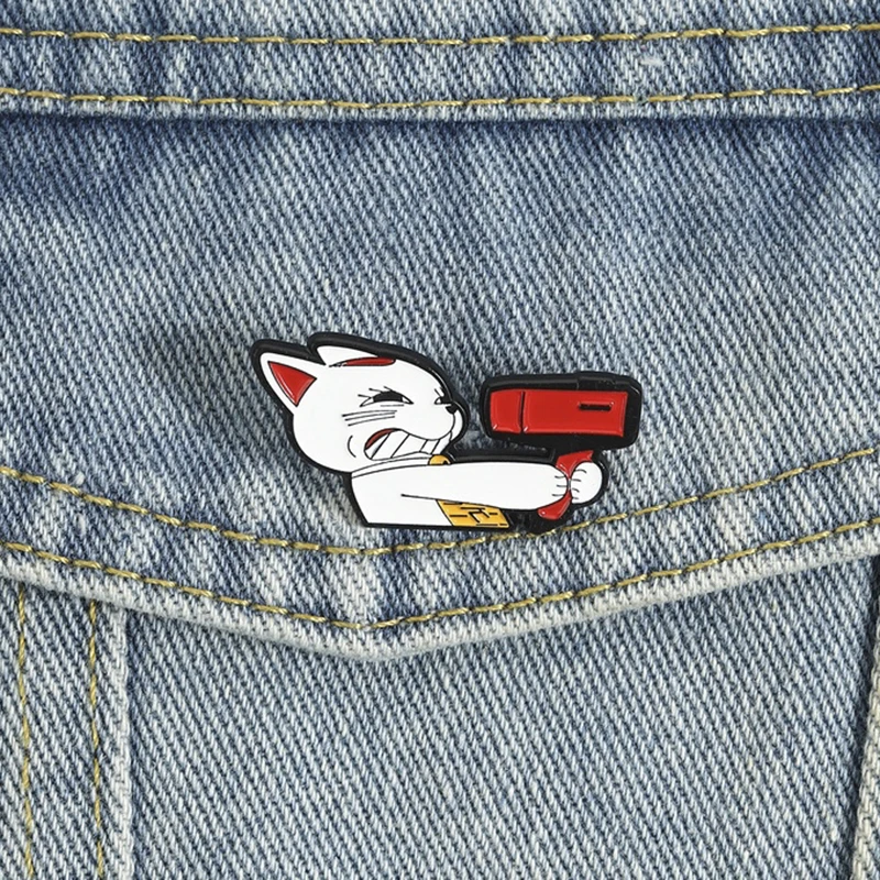 Glückskatze Föhn Emaille-Pins Lustige Dämonenkatzen-Broschen Niedliche Japanische Anime-inspirierte Anstecknadeln Schmuck-Accessoire Geschenk für Fans