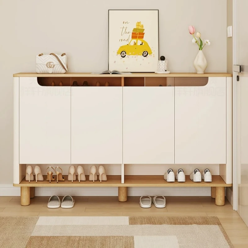 Moderner Schuhschrank mit Holzoptik, offener Basis und geschlossenen Fächern für den Eingangsbereich oder Wohnzimmer