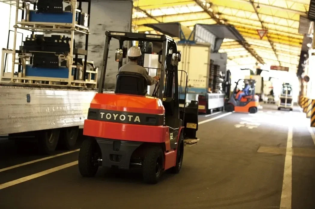TOYOTA 8FB15 3300LB رافعة شوكية موازنة شاحنة كهربائية 4 عجلة 2 المرحلة الثلاثي الصاري LifePO4 بطارية للتخزين الداخلي