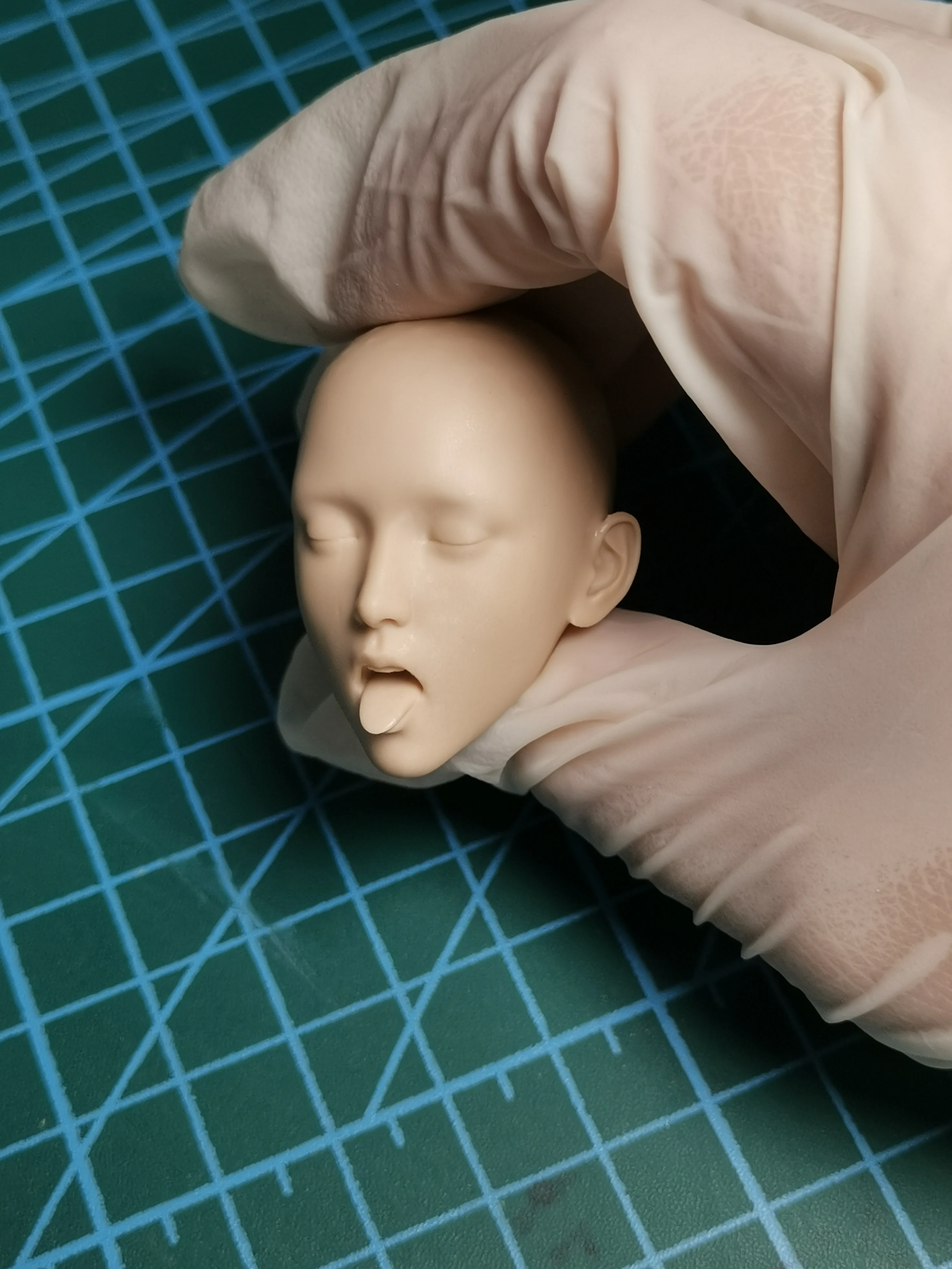 

Head Carving Soldier Tongue out expression Girl Cute Actor Star Model 1: 6 Scale Action Figure Figure Body Doll Collection