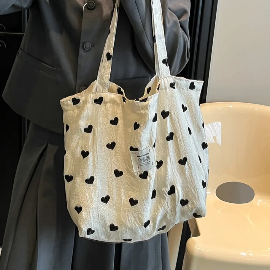 

Versatile Instagram-style heart-shaped nylon fabric bag commuting lightweight single-shoulder women's bag large-capacity handbag