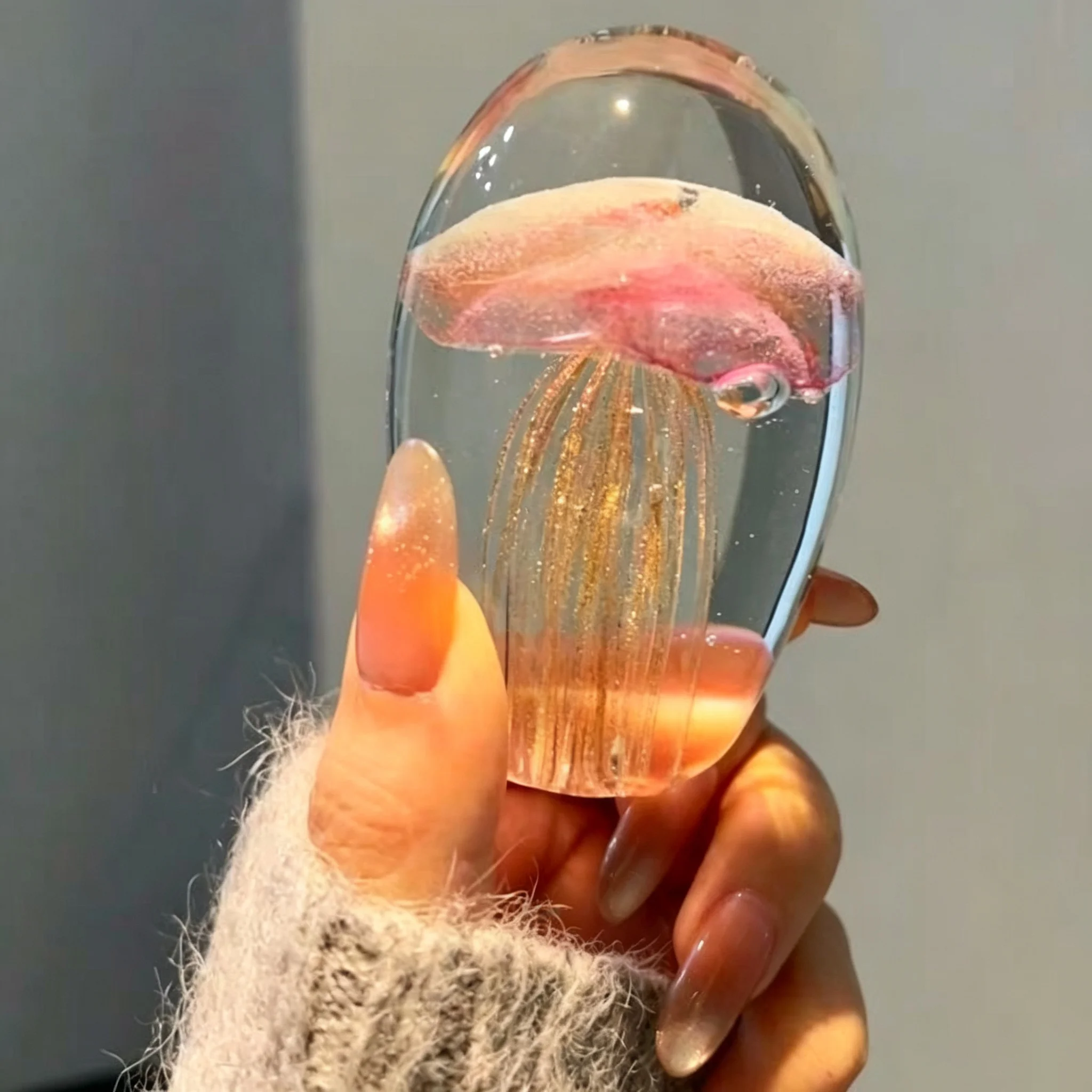 Healing jellyfish glass ornaments, living room entrance decorations, niche creative gifts for girls and besties as souvenirs