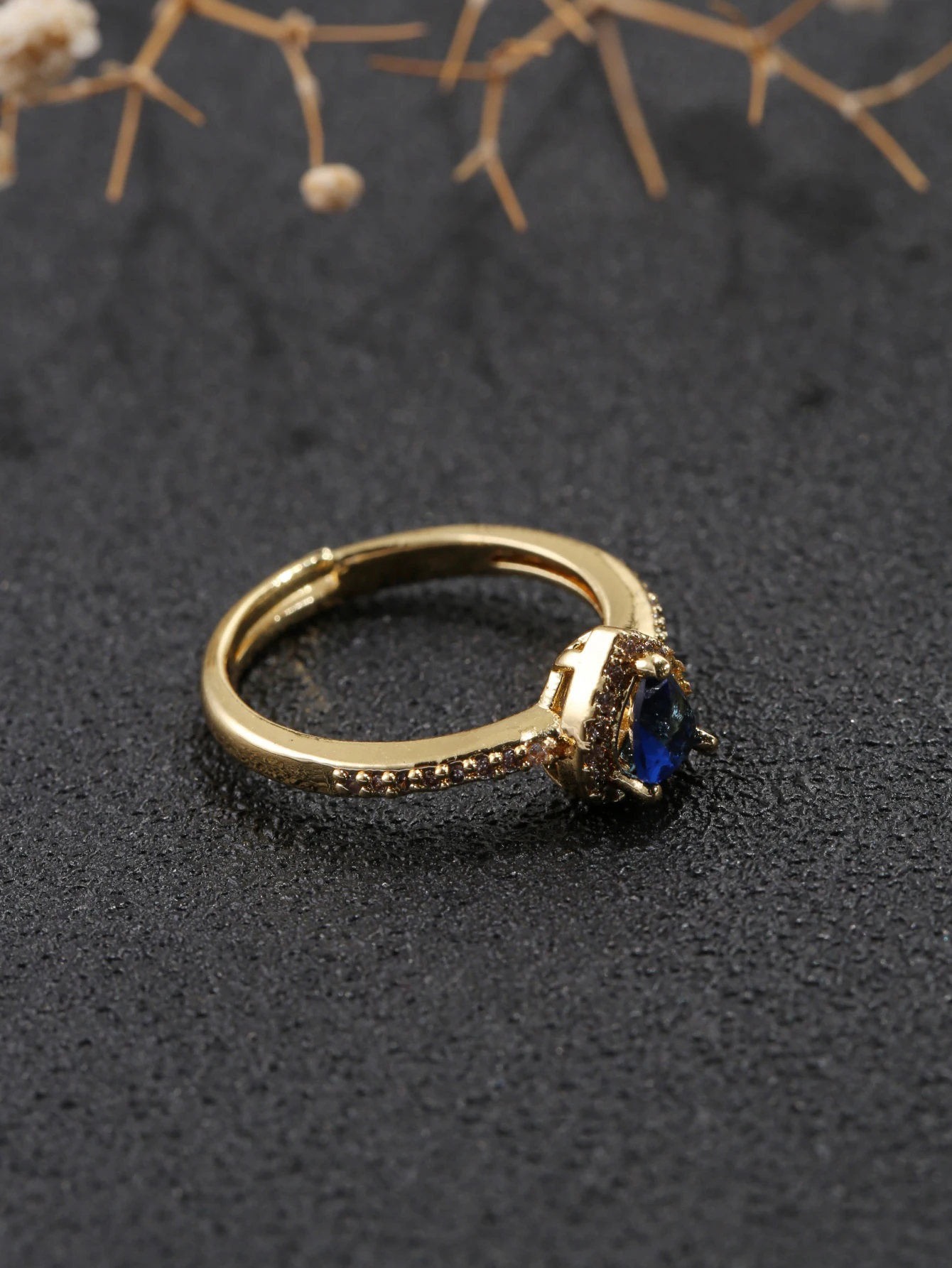 1 Piece of Copper-Plated 18K Blue Heart-Shaped Ring with Simulated Diamonds, Suitable for Women with a Cool and Sophisticated Style, Creating a Minimalist Vibe. Pair It with a Simple Spaghetti Strap Long Dress