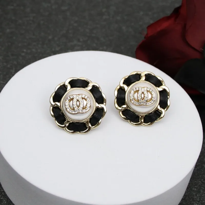 

Xiaoxiangfeng Double C Letter Stud Earrings Women's Earrings Women's Fragrant Grandma Round Rhinestone Wearing Leather L