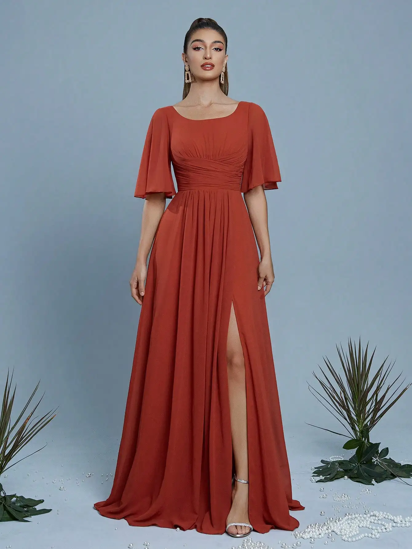 Mgiacy The elegant bridesmaid dress in a boat-shaped collar, with pleated trumpet sleeves, chiffon fabric, a high slit and a lon