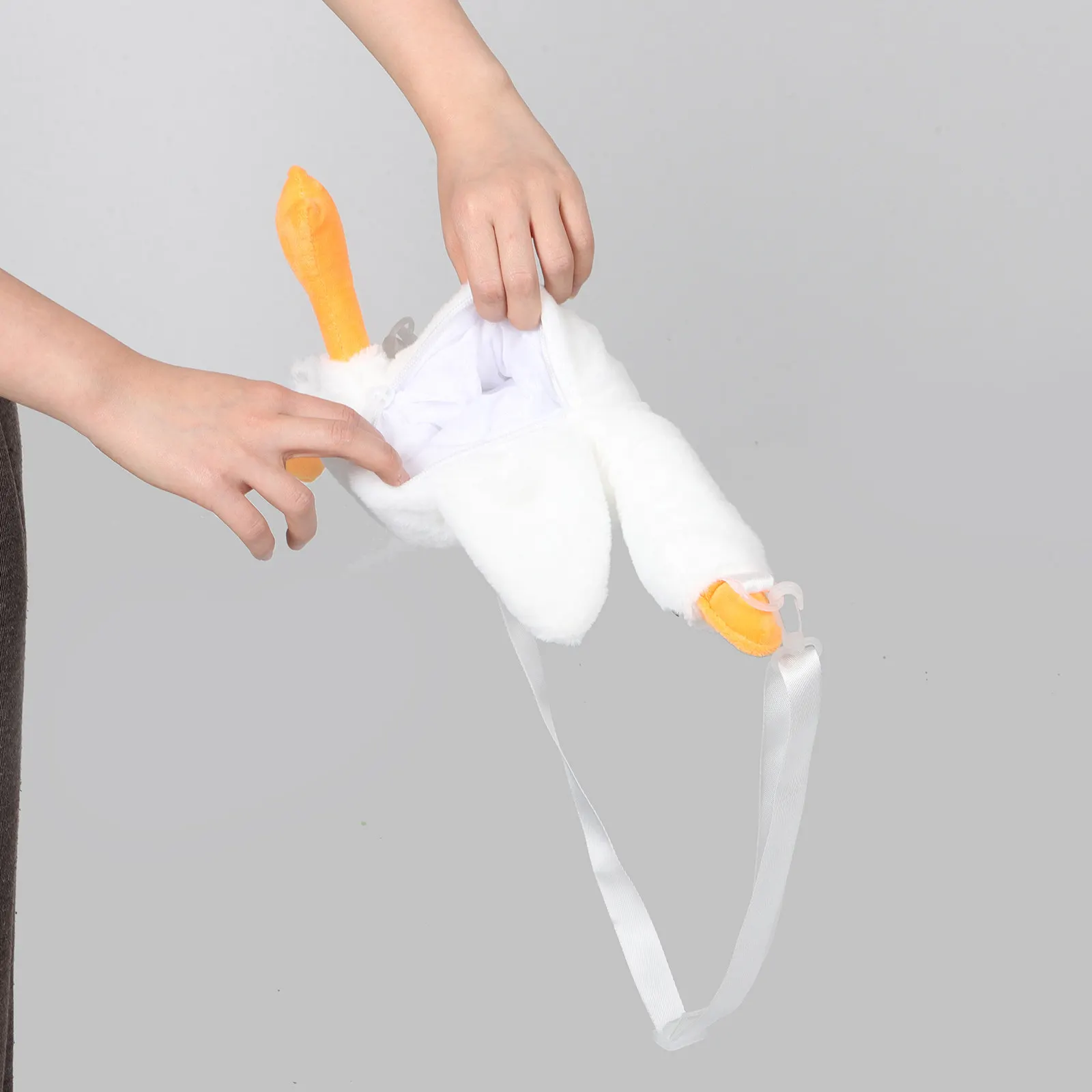 

Белая сумка через плечо с изображением гуся для женщин и девочек, милая мультяшная сумка-клатч из мягкой ткани, модный аксессуар в стиле кавай, для повседневного использования и путешествий