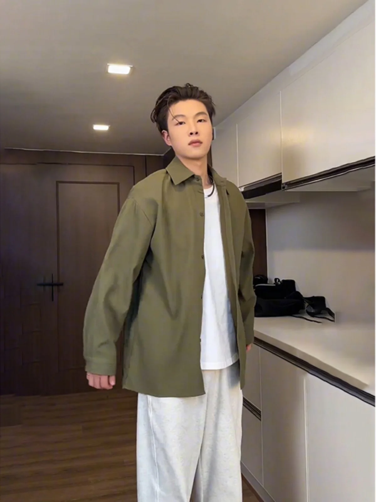 

Мужская свободная драпированная рубашка в вертикальную полоску для работы и повседневной носки, осенняя верхняя одежда в стиле милитари, молодежная мода