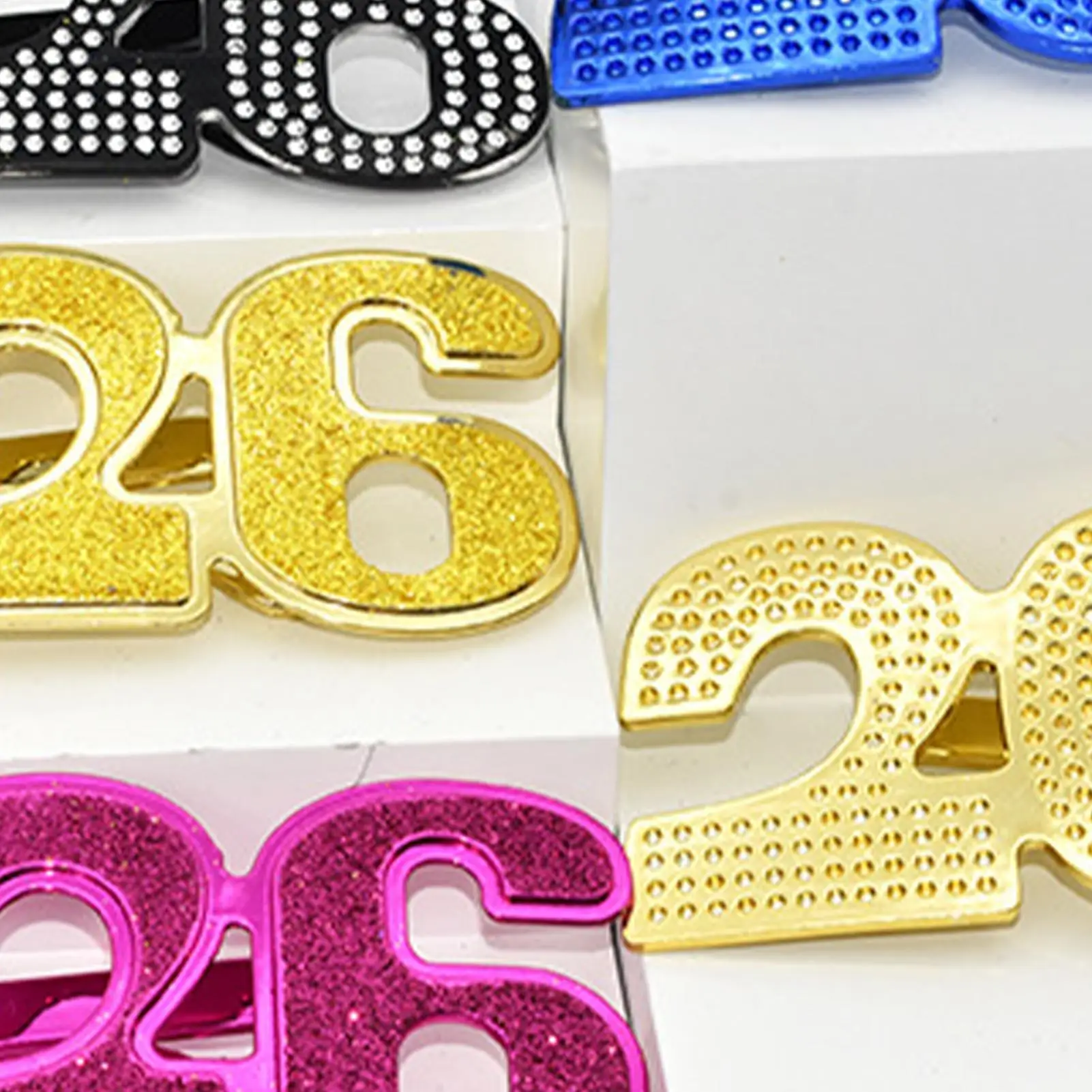 

Новогодние очки, блестящие очки 2026 года, очки с Новым годом, 5 шт., реквизит для фотосессии, мужчины, женщины, семейные гости в помещении