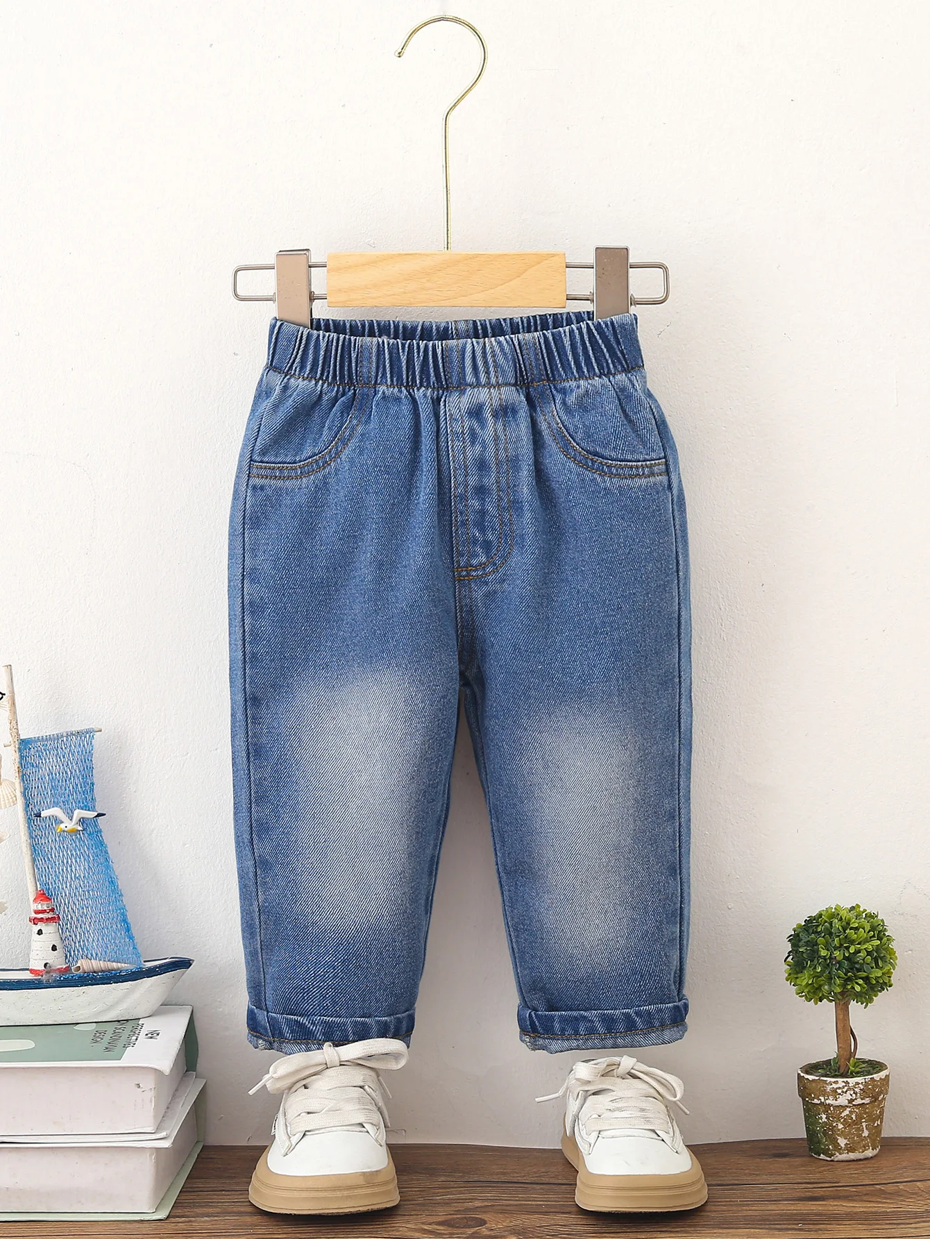 Estilo direccional de venta caliente para niños y niñas, pantalones vaqueros de color sólido simples y de moda con polainas, estilo casual