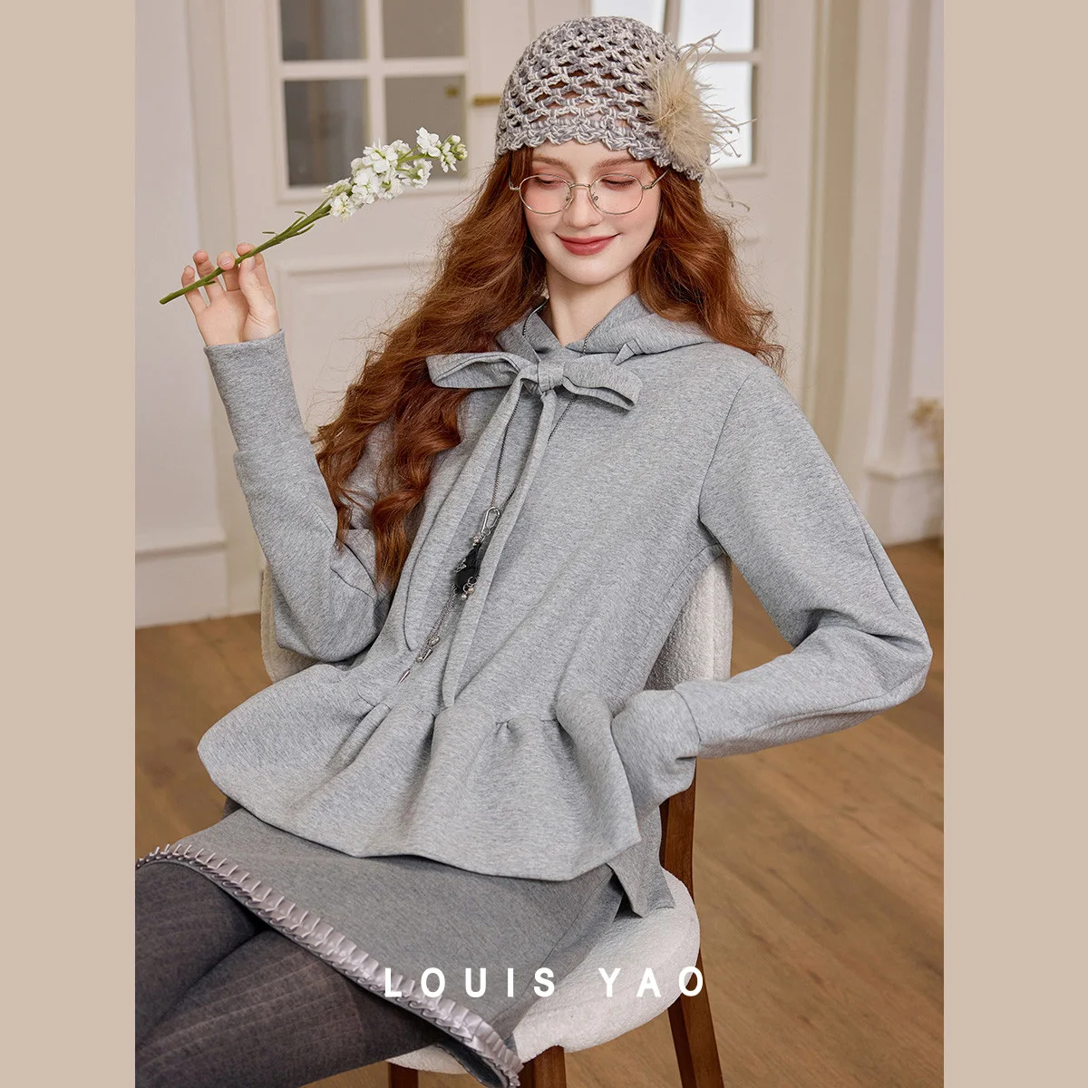 

LOUIS YAO женская толстовка с капюшоном, осень 2022, повседневный элегантный однотонный пуловер со стандартными плечами и рюшами по подолу