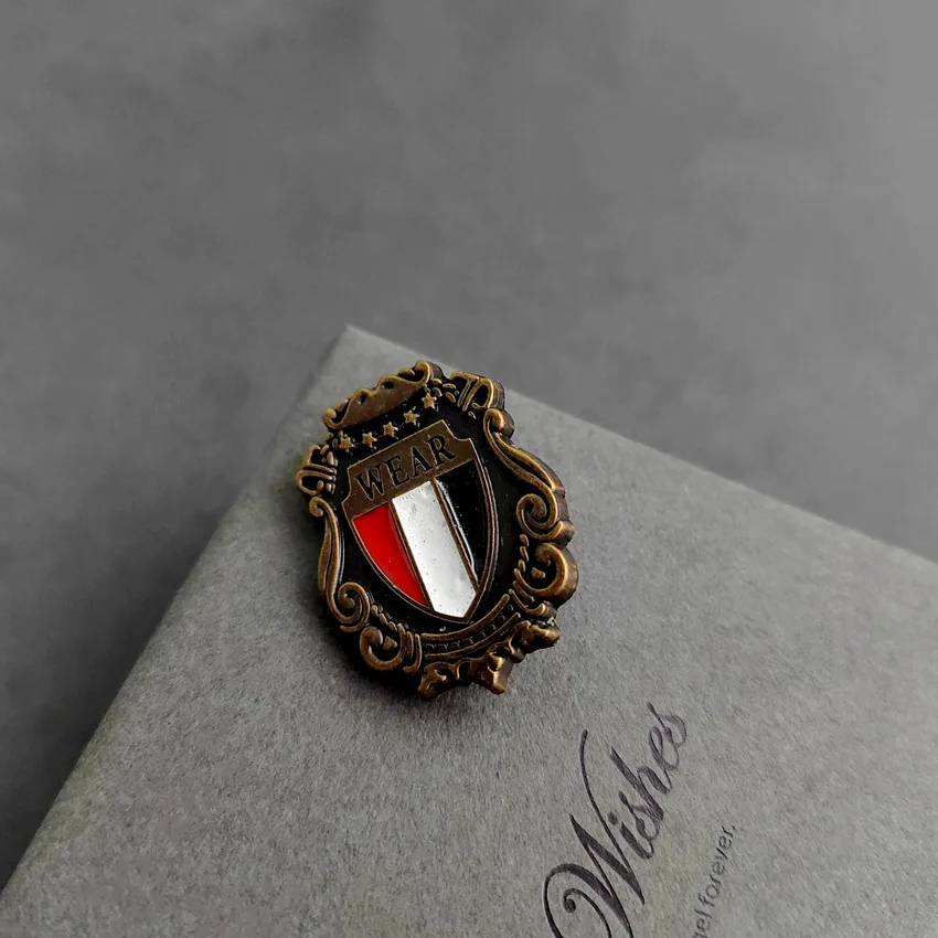 شارات على الطراز البريطاني القديم، وإكسسوارات غير رسمية، وشارة نجمة كلاسيكية على الطراز البريطاني والأكاديمية المعدنية البحرية واللاندية