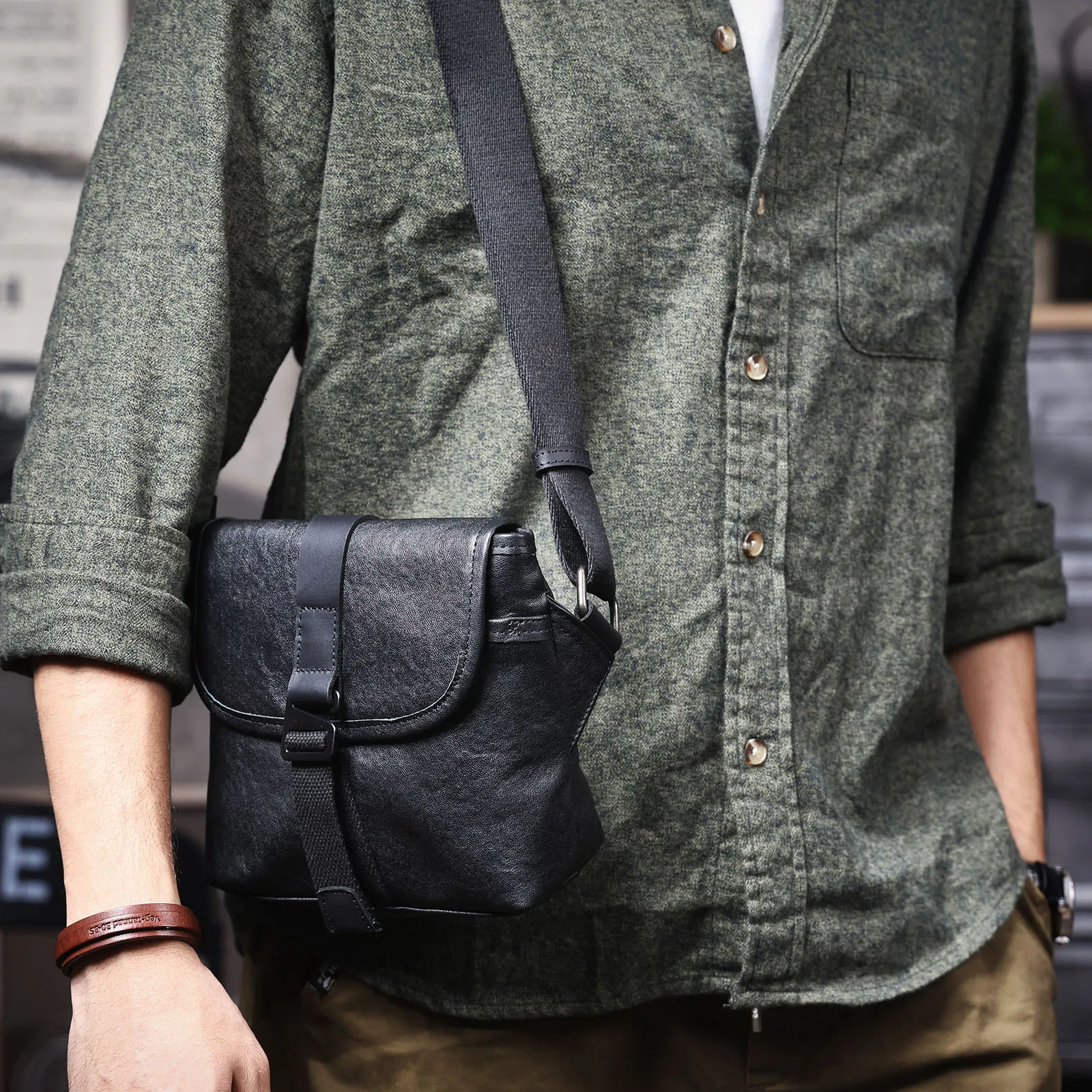 S.WORKER Modische Echtleder-Umhängetasche für Herren, Vollnarbig, Trendige Casual-Crossbody-Tasche, Mini-Umhängetasche für Handy und Schlüssel – Detail 6