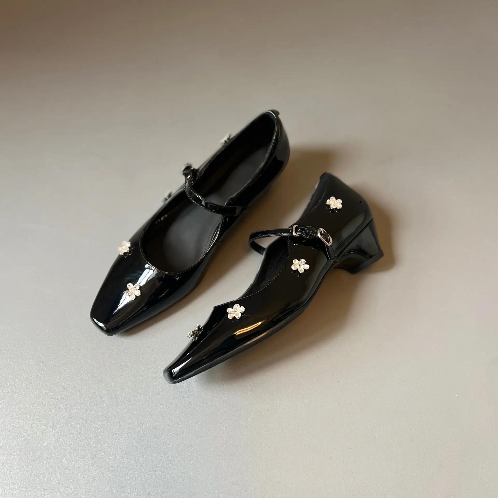 Silver Shallow-toe Mary Jane Women's Shoes Featuring Flower-shaped Straps, Low Heel, Soft Leather Square Toe Style Shoes