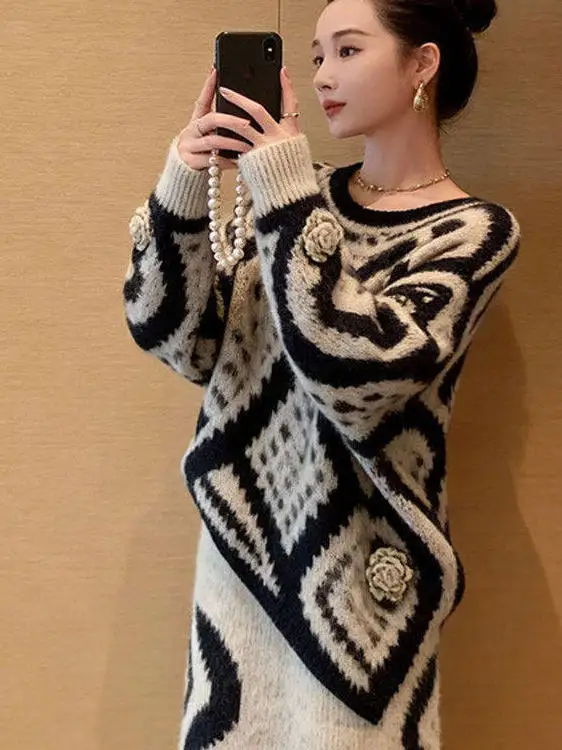 

Женский комплект больших размеров из 2 предметов: свободный топ с цветочным принтом и юбка в стиле колор-блок. Весенняя модная повседневная удобная одежда.