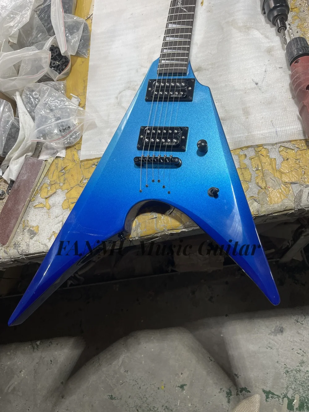 

Gradient blue guitar, fixed bridge, closed pickup, active battery, maple neck through solid wood body, rosewood fingerboard,