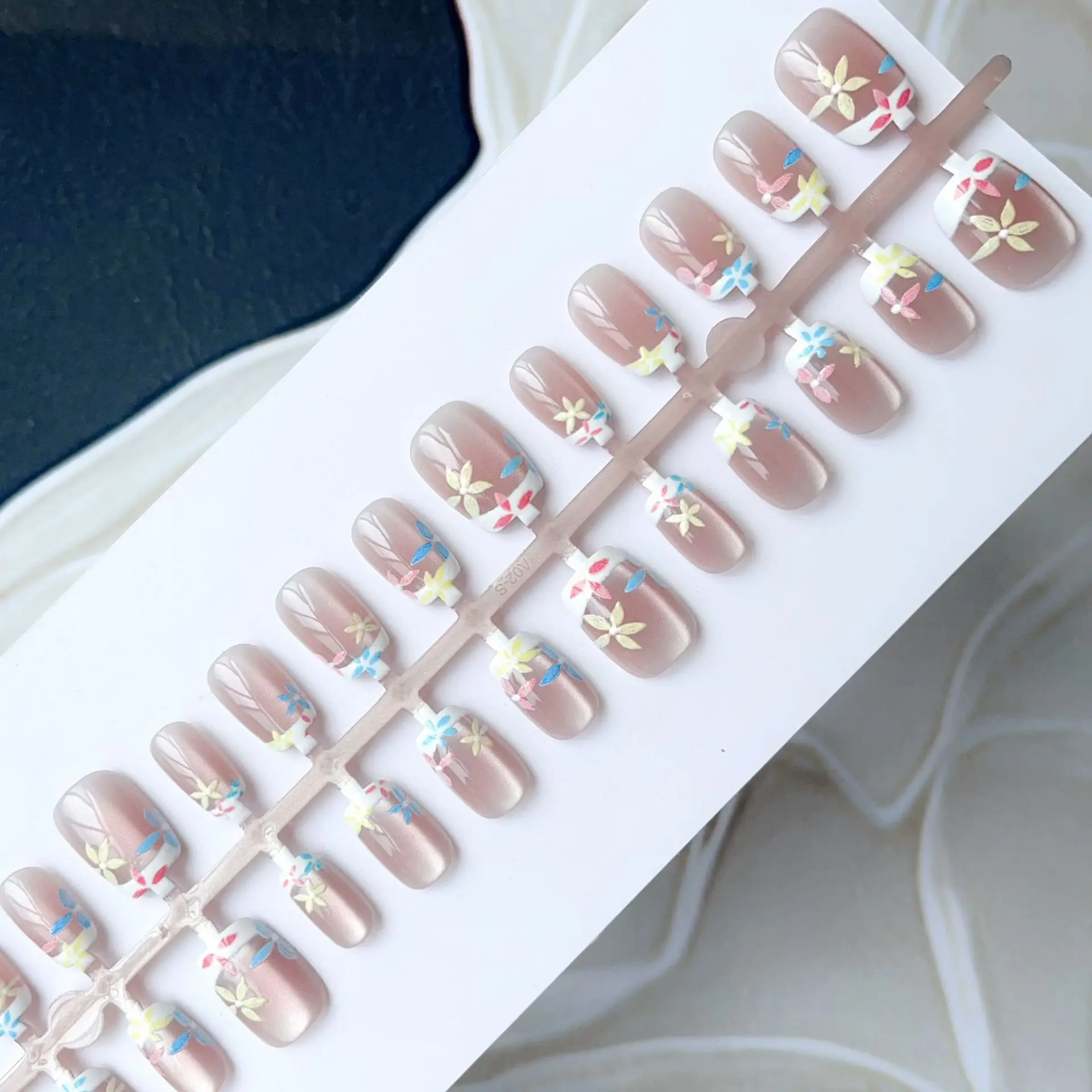 Pink Gradient Cat Eye Short T-shaped Fake Nails  2024 Spring Summer Premium Nail Short Reusable French Colorful Flowers Nail