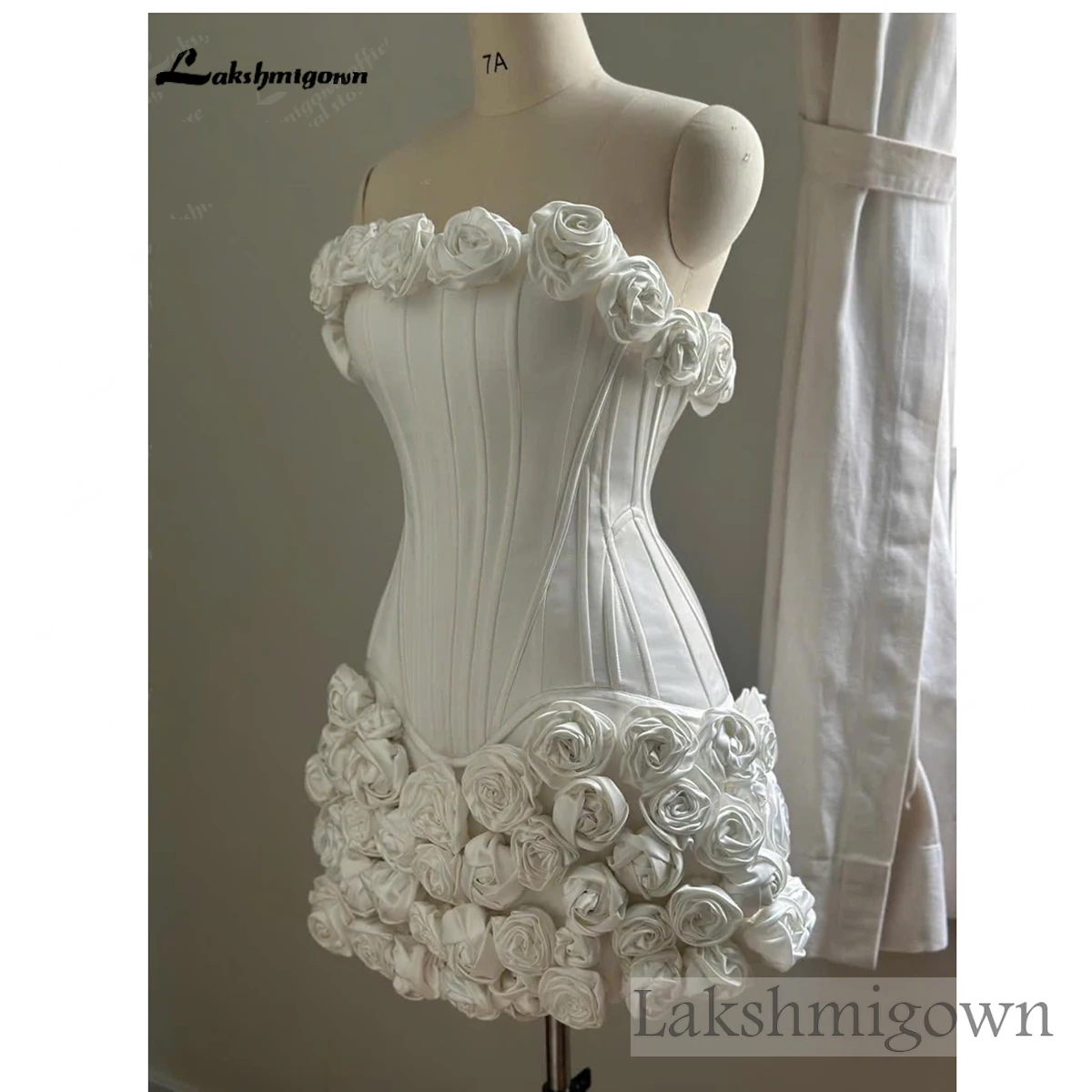 Lakshmigown Rosenkorsett-Hochzeitskleid, florales weißes Minikleid, schulterfreies Empfangskleid, Satin-Korsett-Brautkleid, maßgeschneidert – Detail 7