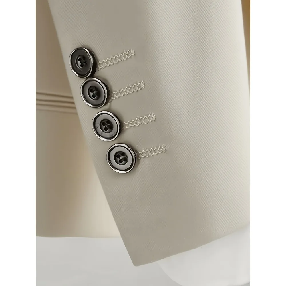 ชุดสูทเบอร์กันดีแบบสามชิ้นทรงเข้ารูป พร้อมเสื้อกั๊กแบบกระดุมแถวเดียว ผลิตจากผ้าผสมคุณภาพพรีเมียม เหมาะสำหรับงานแต่งงาน งานกาล่าดินเนอร์ และงานพิธีการ