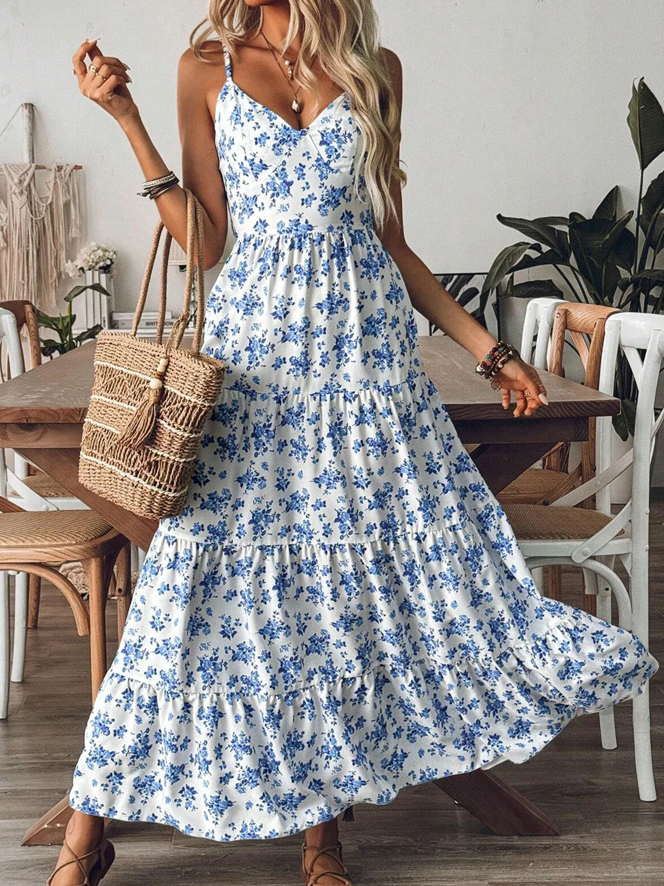 Damenkleid mit V-Ausschnitt und Blumenmuster – ein sexy, rückenfreies, fließendes, langes Partykleid mit Schleifendetail. – Detail 10