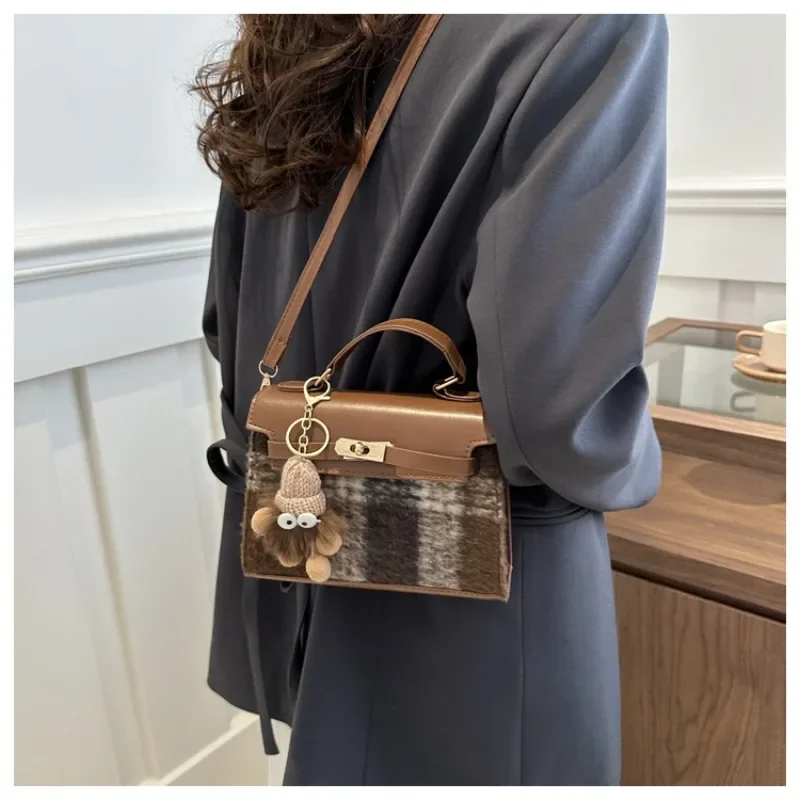 

2024 Spring Popular New Crossbody Bag Korean Edition Instagram Women's Bag Fashion Maillard Academy Style Handbill Shoulder Bag