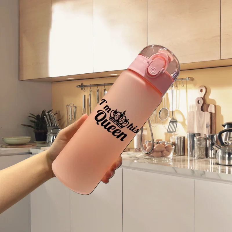 

3D Printed Fade-Resistant Crown-Themed 780ml Water Cup: Soft Neutral/Deep Tones, BPA-Free Material, Ideal for Daily Hydration