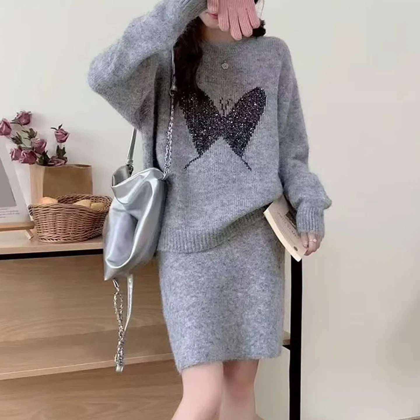 ชุดเสื้อสเวตเตอร์ถักทรงกลมและกระโปรงสำหรับผู้หญิง ฤดูร้อน 2025 สไตล์ลำลอง แขนยาว กางเกงขายาว สวมใส่ได้ทุกฤดู