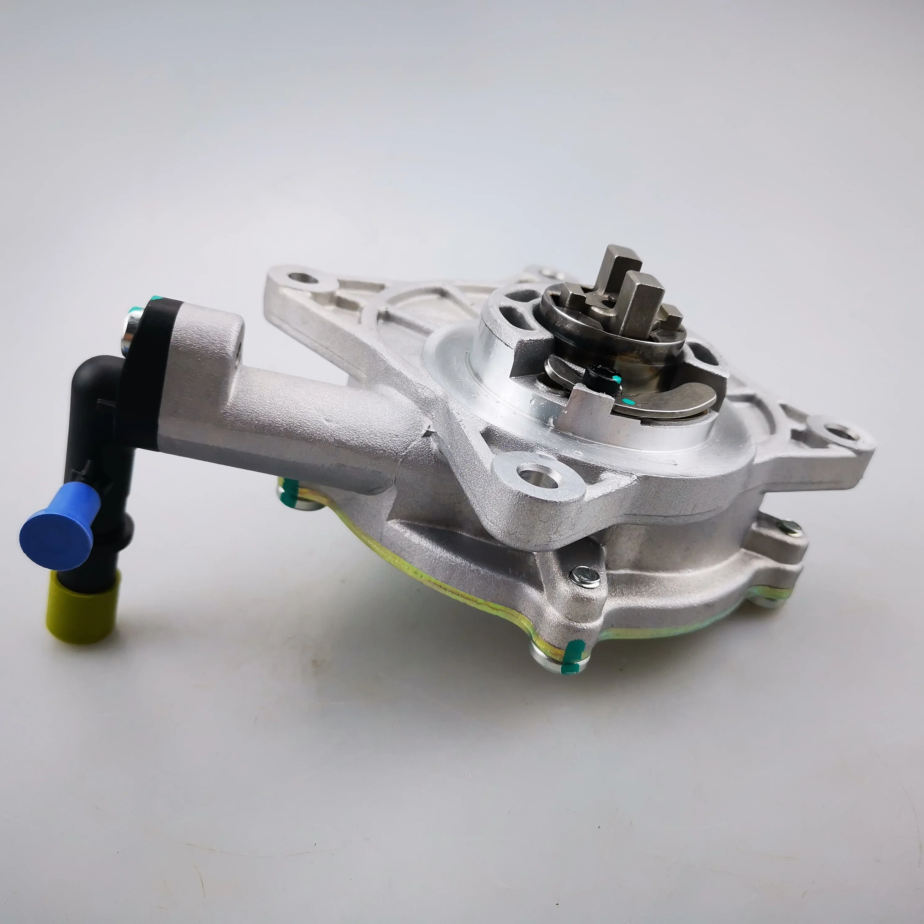 

SAIC MAXUS G10 1.9T engine vacuum pump assembly 10189992