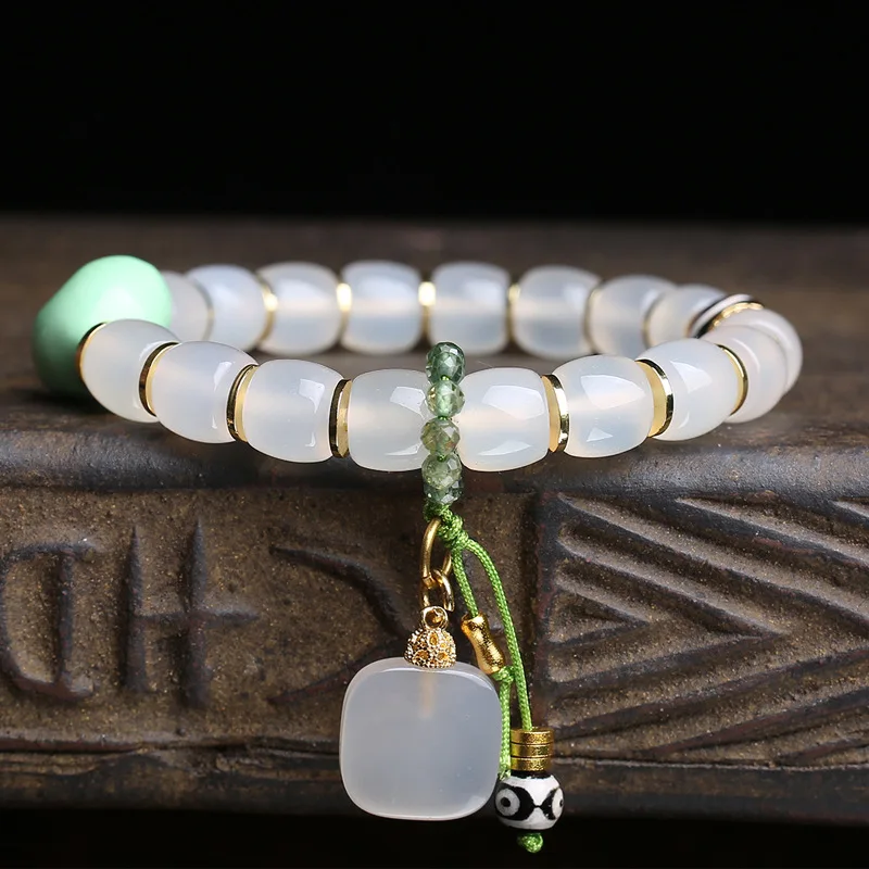 

Natural White Agate Bracelet for Women: Simple, Fashionable, Original Design with Turquoise Heart-Shaped Charm