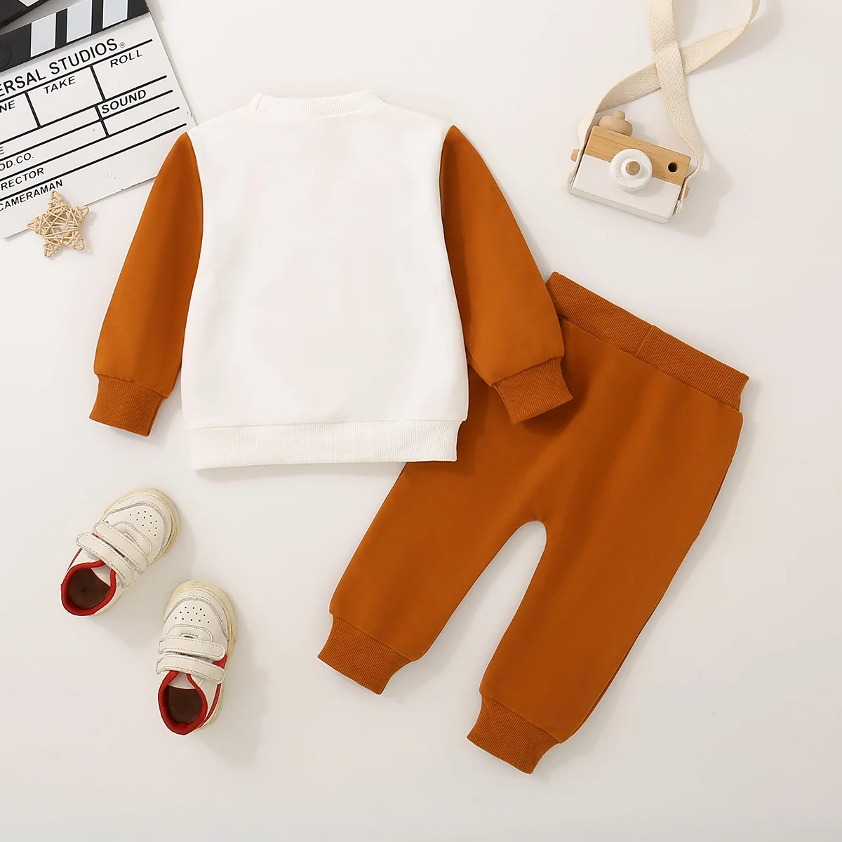Spring/Autumn unisex baby and toddler two-piece set featuring a long-sleeved top with a pumpkin print and brown shorts