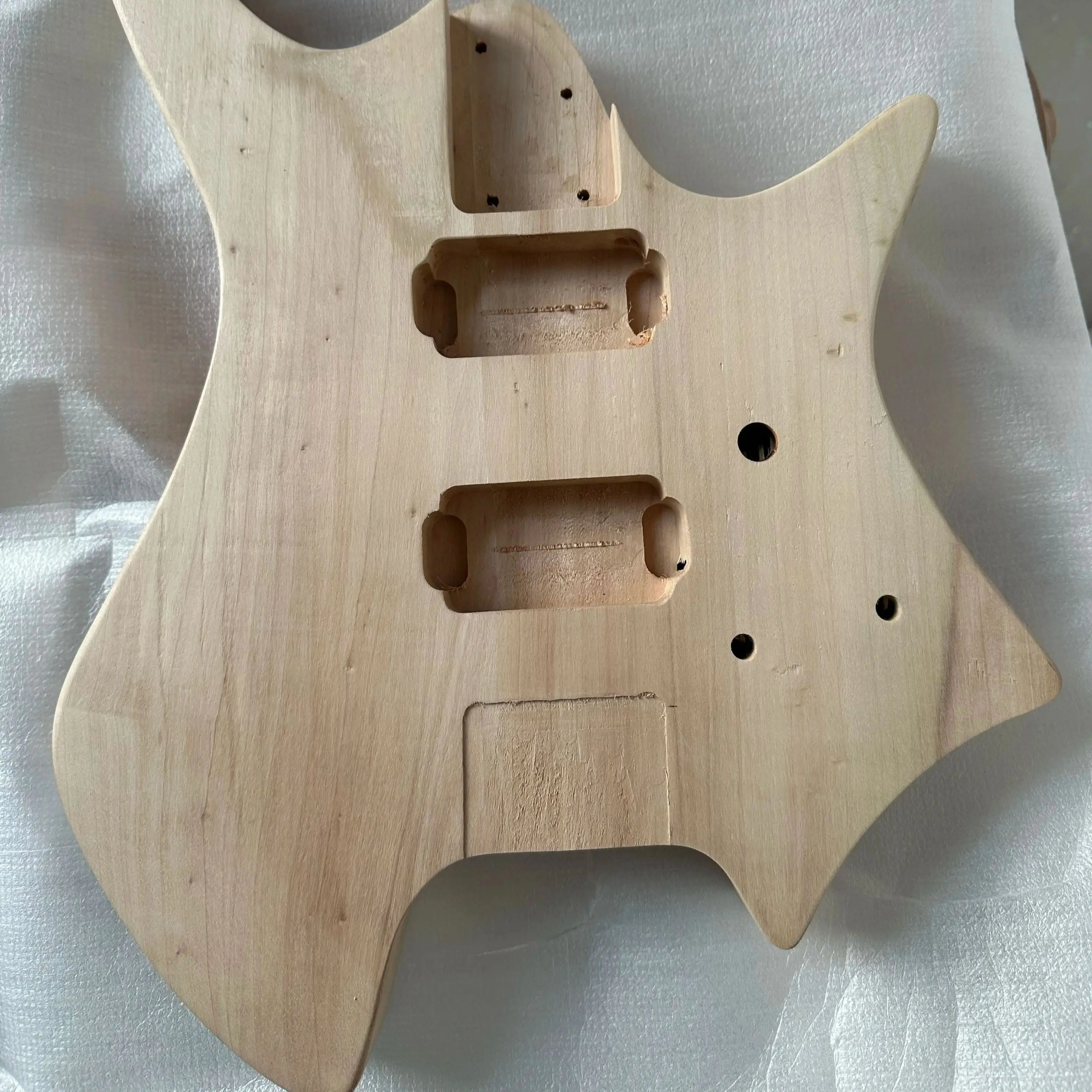 cuerpo-de-guitarra-electrica-sin-mastil-sin-acabado-de-madera-de-tilo-con-chapa-de-arce-flameado-y-placa-trasera-de-plastico-6-cuerdas