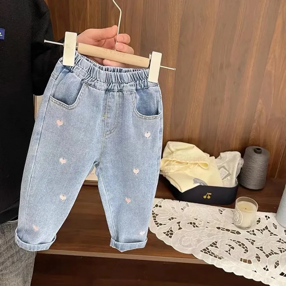 Jeans a gamba dritta per bambini primavera e autunno nuova collezione Girls\' Love Jeans morbidi lavati con acqua ricamati pantaloni per bambini