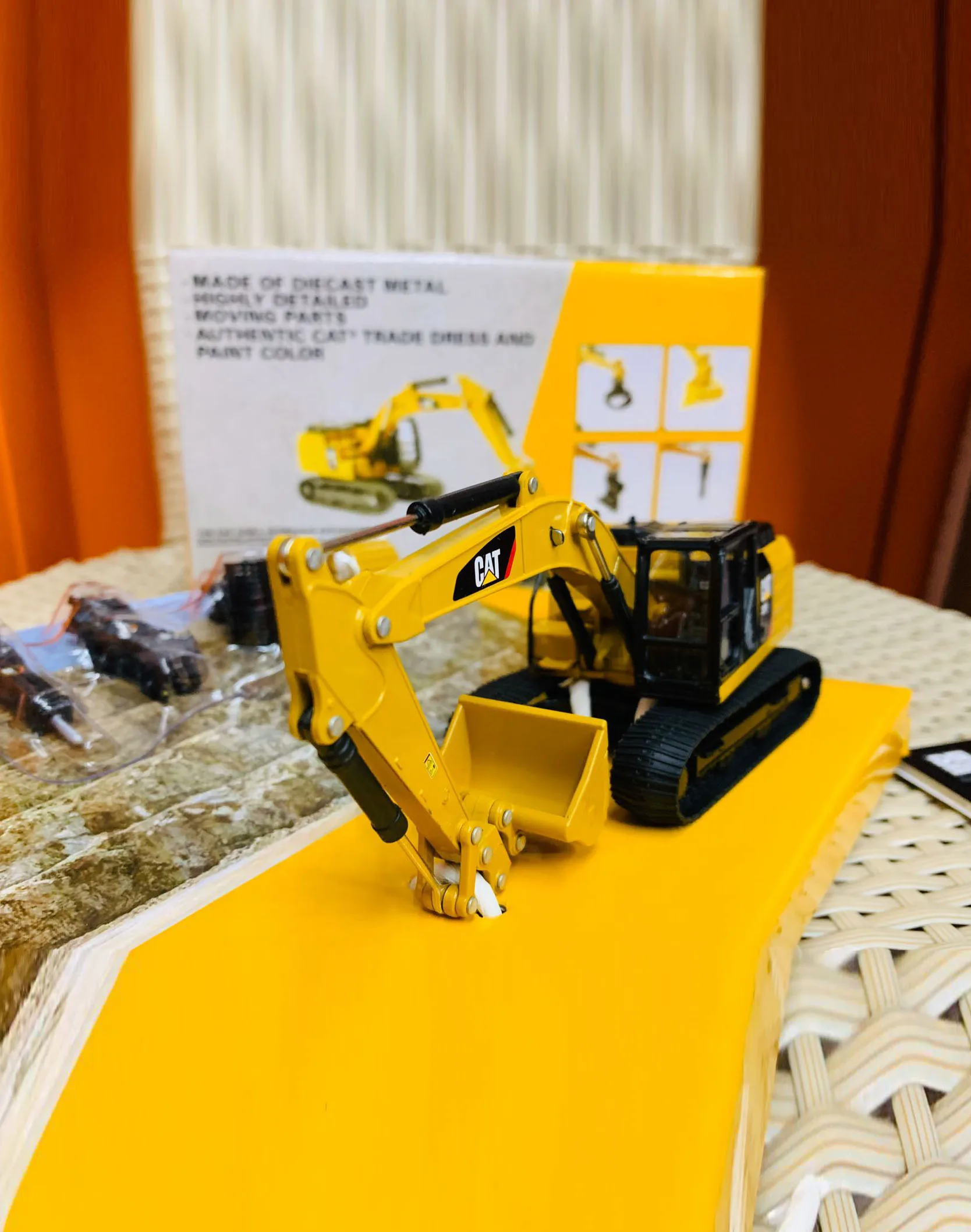 เครื่องมือเปลี่ยนอะไหล่รถขุดไฮดรอลิก 320F L รุ่น DM85636 ของเล่นเครื่องจักรก่อสร้าง ของตกแต่งฉากเล่น ของขวัญวันเกิดสำหรับเด็กผู้ชาย