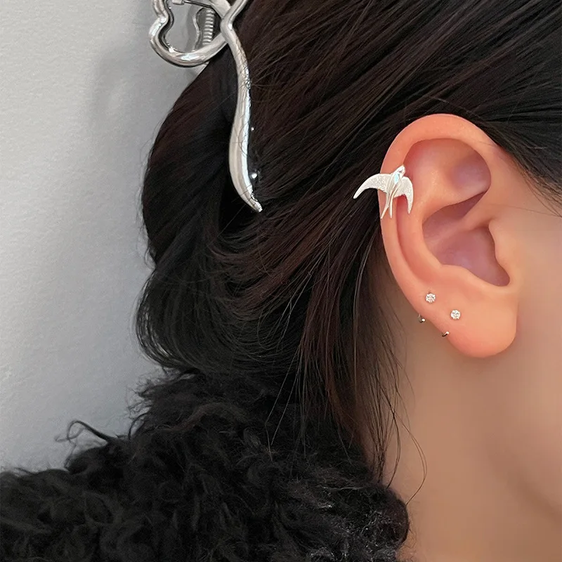 Pendientes de Clip de golondrina voladora de Color plateado para mujer, Animal lindo, único, sin perforación, accesorios de joyería para la oreja