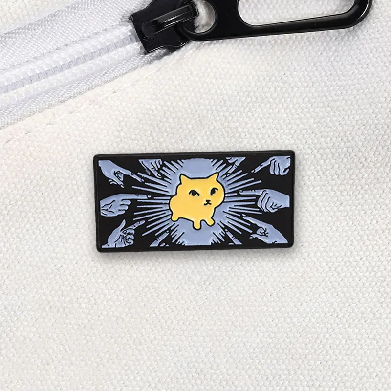 Rechteckiger Rahmen Lustige Anklagespielende Katze Emaille-Pin Virales Meme-Thema Brosche Schwarzer Hintergrund mit Strahlenden Linien Anstecknadel – Detail 4
