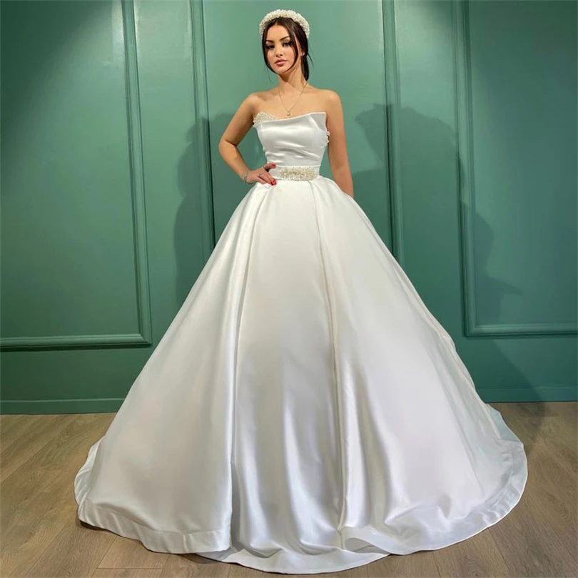 

Simple Satin Wedding Dresses Backless Brush Train Off Shoulder V-Neck Pearls Bridal Gowns Sleeveless Princess 2023 Bride Dress