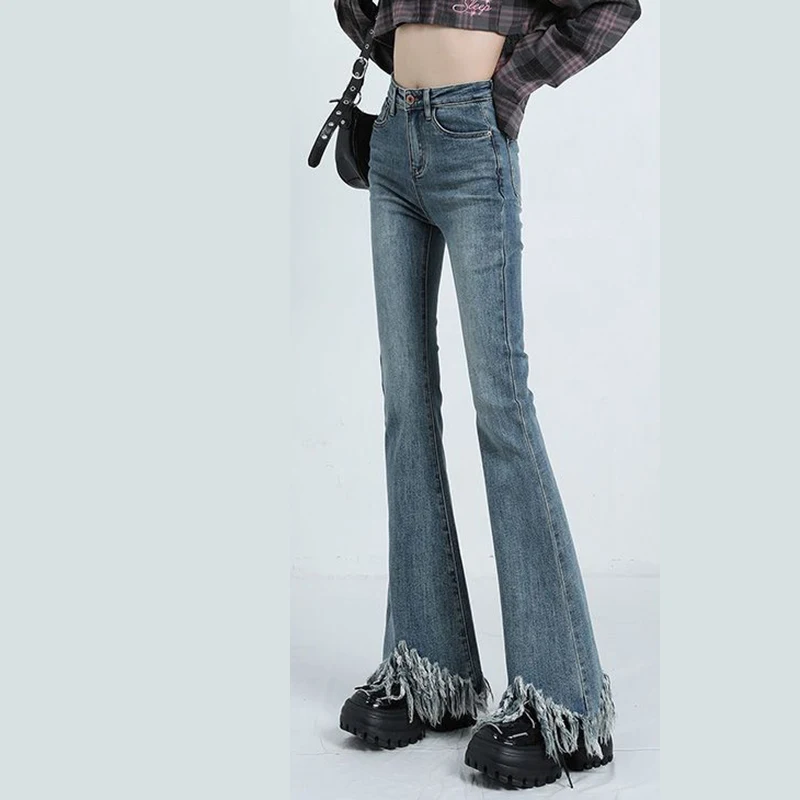 Jeans vintage retrò con orlo grezzo consumato per le donne nella primavera 2023, nuovi pantaloni svasati slim a vita alta per le donne