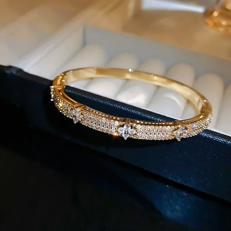 Gold- und silberplattiertes, glänzendes Armband mit Zirkonia-Steinen, luxuriöser Modeschmuck für Damen, geeignet für Partys, Hochzeiten und den Alltag. – Detail 3