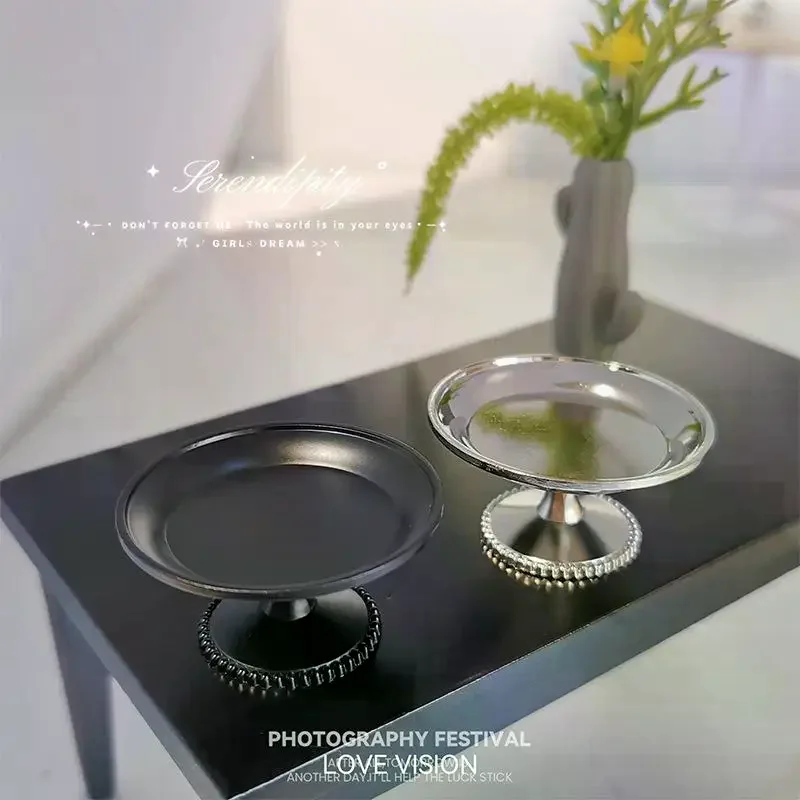 ถาดขนมผลไม้โลหะจิ๋ว 1 ชิ้น สำหรับบ้านตุ๊กตา ถาดเค้กและขนมอบ/จานติ่มซำ ของเล่นจำลองอาหารเสริม